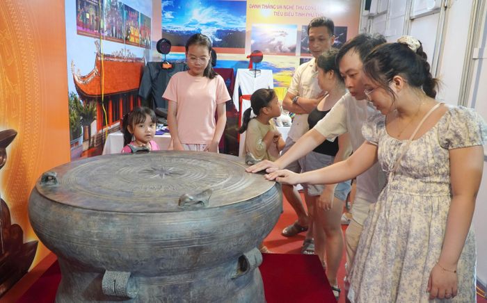  Du khách, người dân chiêm ngưỡng hiện vật trống đồng tại gian hàng tỉnh Phú Thọ 