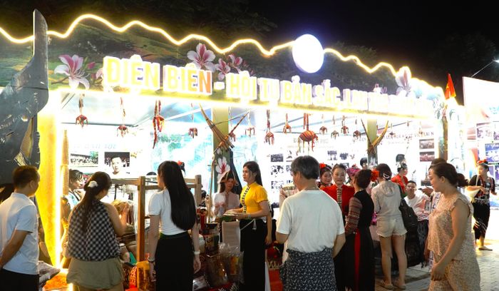  Đông đảo người dân, du khách đổ đến tham quan, mua đặc sản OCOP ở các gian hàng tỉnh Điện Biên 