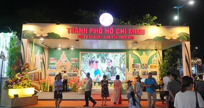  Không gian trưng bày với chủ đề "chủ đề “TPHCM - Hội tụ di sản, lan tỏa tinh hoa” thu hút đông đảo người dân, du khách 