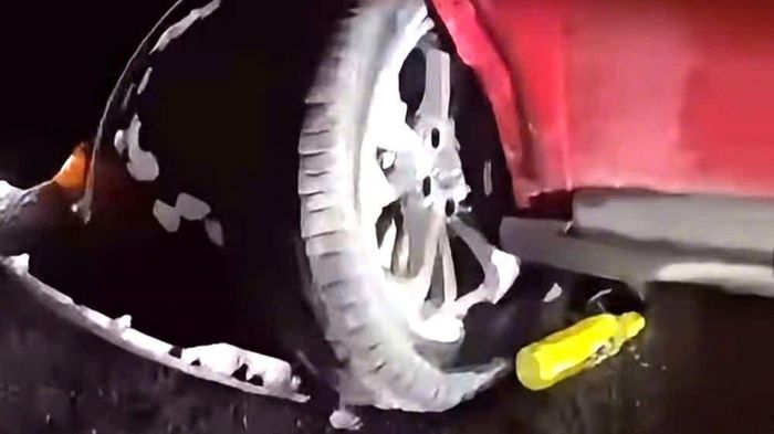 Chiếc ô tô bị hư hỏng sau khi sập hố trên cao tốc Biên Hòa - Vũng Tàu. Ảnh: Người dân cung cấp