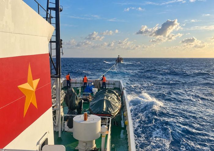Khẩn trương lai dắt tàu cá gặp nạn về đặc khu Phú Quý