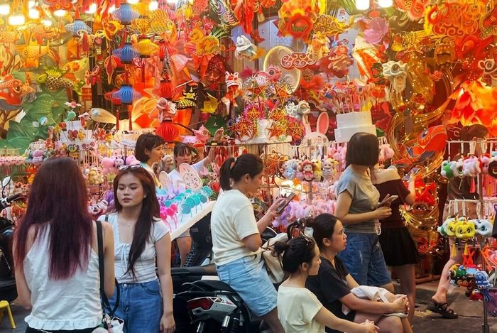  Mùa trung thu đã nhuộm sắc trên nhiều đường phố ở Hà Nội. Ảnh THU HÀ 
