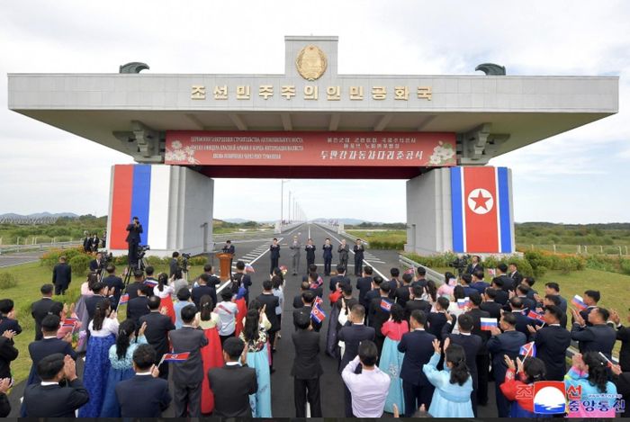 Lễ khánh thành cầu đường bộ Yakov Novichenko. Ảnh: KCNA