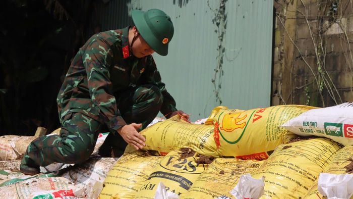 Sắp xếp bao đất để tạo bờ mương chắn. Ảnh: HỮU PHÚC 