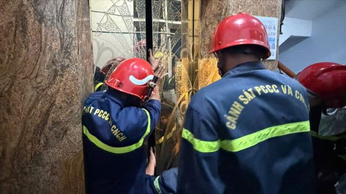 Cảnh sát PCCC và CNCH Công an TPHCM nhanh chóng có mặt giải cứu người mắc kẹt. Ảnh: HT