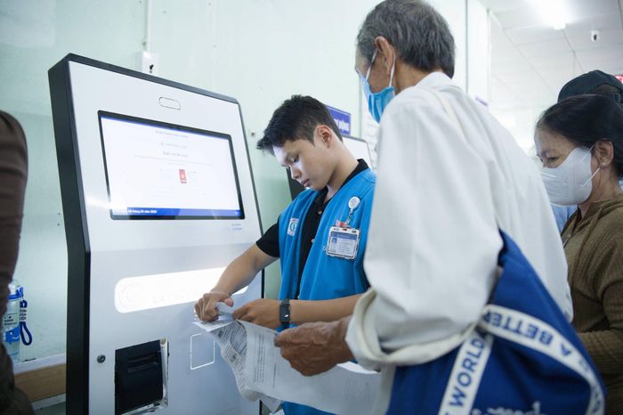  Bệnh nhân được hỗ trợ trong quá trình khám bệnh 