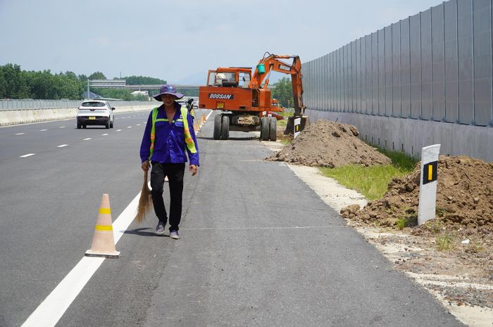 Tại Km27 thuộc dự án thành phần 2 đang được thi công đắp đất chân nền rào chắn. Ảnh: PHÚ NGÂN