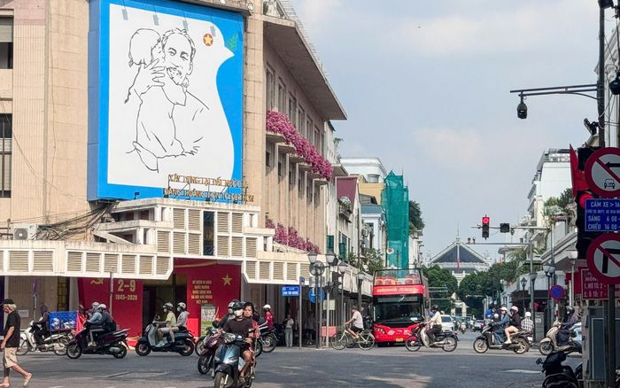  Khu vực ngã tư phố Tràng Tiền - Đinh Tiên Hoàng sẽ được chỉnh trang lại. Ảnh: TIẾN CƯỜNG 