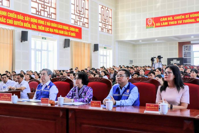  Các đại biểu tham dự chương trình 
