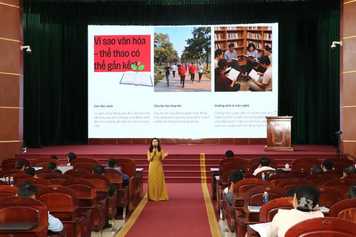  Học viên nghe bài giảng chuyên đề tại buổi tập huấn 