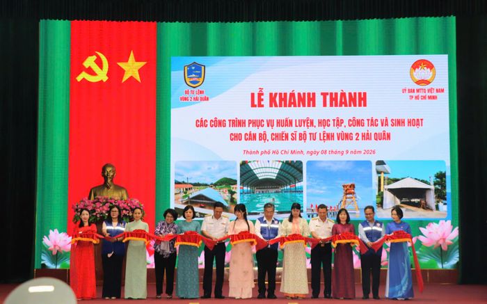  Đại biểu cắt băng khánh thành các công trình tại Bộ Tư lệnh Vùng 2 Hải quân 