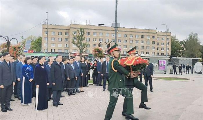 Tổng Bí thư, Chủ tịch nước Tô Lâm cùng Phu nhân và Đoàn đại biểu cấp cao Việt Nam đến đặt hoa tại Quảng trường Hồ Chí Minh ở thủ đô Moscow. Ảnh: TTXVN.