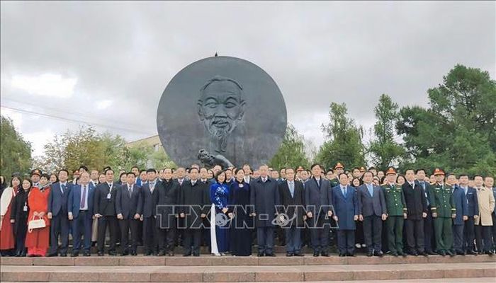 Tổng Bí thư, Chủ tịch nước Tô Lâm cùng Phu nhân và Đoàn đại biểu cấp cao Việt Nam chụp ảnh lưu niệm tại Quảng trường Hồ Chí Minh ở thủ đô Moscow. Ảnh: TTXVN.