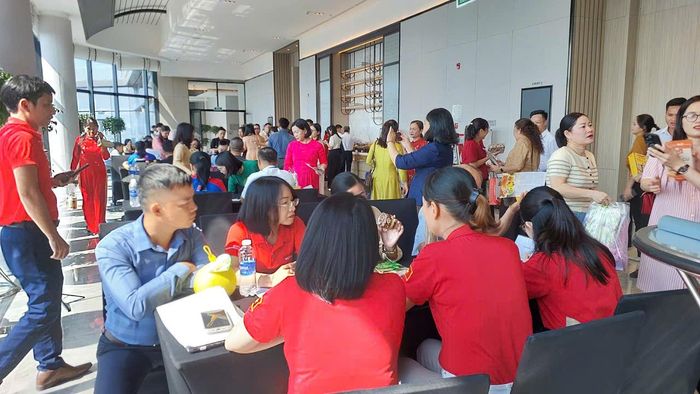  Các doanh nghiệp tìm hiểu thông tin, tìm kiếm cơ hội hợp tác, mở rộng thị trường chiều 8-9. Ảnh: MINH HÙNG 