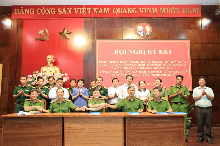 Công an các đơn vị thực hiện nghi thức ký kết kế hoạch phối hợp bảo đảm ANTT vùng giáp ranh. Ảnh: HT