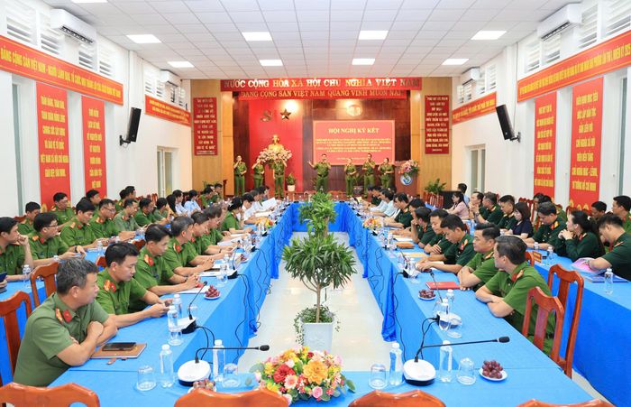 Quang cảnh Hội nghị sơ kết và ký kết kế hoạch phối hợp giữa lực lượng công an và quân sự của 5 đơn vị địa bàn giáp ranh. Ảnh: HT