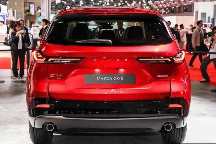 Trong khi đó, một số thị trường như Indonesia sử dụng cấu hình không có mild-hybrid nhưng cho công suất cao hơn, đạt 188 PS và 257 Nm. Cả hai phiên bản đều kết hợp hộp số tự động 6 cấp Skyactiv-Drive, đi cùng hệ dẫn động cầu trước hoặc 4 bánh tùy cấu hình.