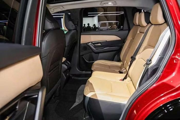 Các trang bị khác của Mazda CX-5 2026 thế hệ mới gồm bảng đồng hồ kỹ thuật số 10,25 inch, sạc điện thoại không dây Qi, hệ thống âm thanh Bose 12 loa và cửa sổ trời toàn cảnh tùy chọn.