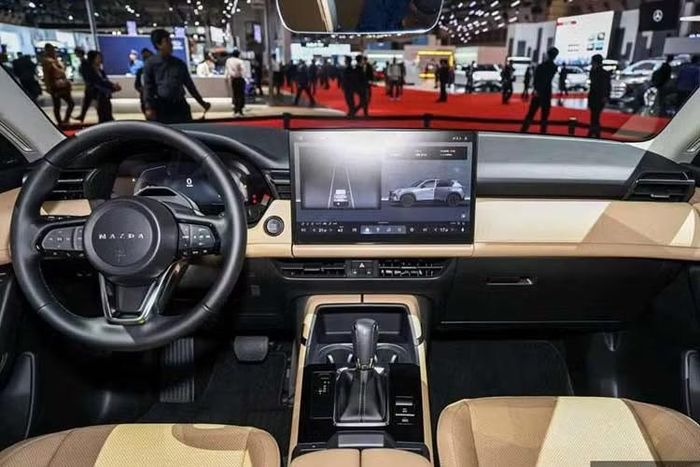 Nội thất CX-5 mới được thiết kế lại với điểm nhấn là màn hình trung tâm kích thước 12,9 hoặc 15,6 inch. Đáng chú ý, Mazda đã loại bỏ phần lớn nút bấm và công tắc vật lý, bao gồm cả cụm điều khiển điều hòa.