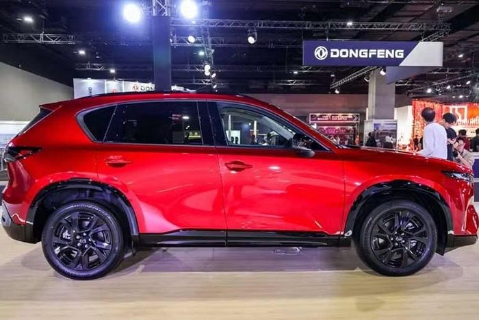 Một trong những thay đổi đáng chú ý của CX-5 2026 mới nằm ở kích thước. Mazda kéo dài chiều dài cơ sở nhằm cải thiện không gian nội thất và độ ổn định khi vận hành. Xe có kích thước 4.690 x 1.860 x 1.695 mm, tương ứng dài hơn 115 mm, rộng hơn 15 mm và cao hơn 15 mm so với thế hệ trước.
