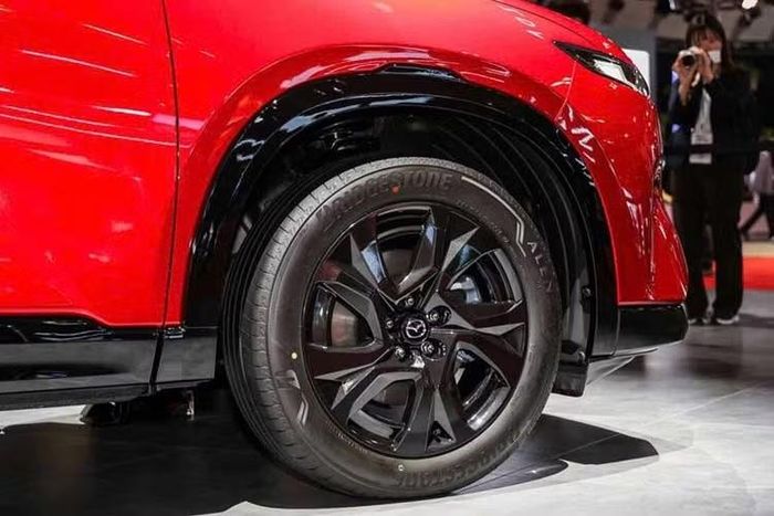 Ngoại thất của mẫu xe SUV này vẫn duy trì ngôn ngữ thiết kế Kodo quen thuộc nhưng được tinh chỉnh. Một số điểm mới gồm viền đen quanh lưới tản nhiệt và cụm đèn hậu mang phong cách tương tự CX-60.