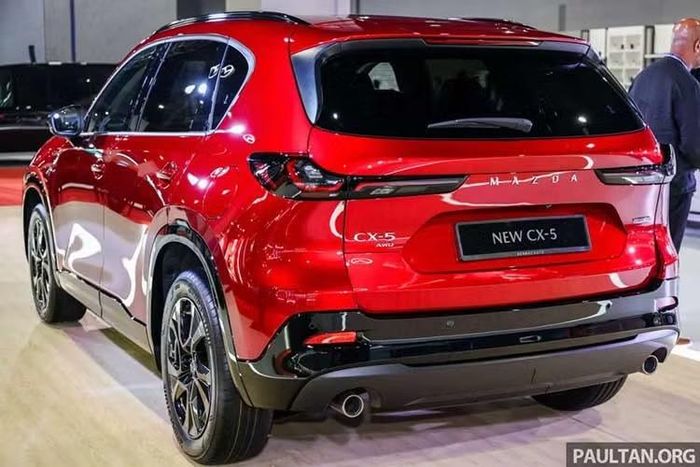 Chiều dài cơ sở của Mazda CX-5 2026 mới tăng lên 2.815 mm. Hàng ghế thứ hai có thể gập theo tỷ lệ 40:20:40. Khoang hành lý cũng tăng thêm 61 lít, qua đó nâng cao tính đa dụng của mẫu SUV.