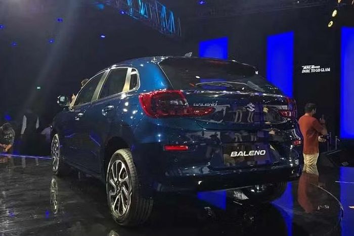 Những thay đổi đáng chú ý trên mẫu xe hatchback Suzuki Baleno 2027 bao gồm lưới tản nhiệt kích thước lớn hơn, cản trước tạo hình mới, cụm đèn pha LED và đèn sương mù LED được tinh chỉnh, mâm hợp kim 16 inch mới và các chi tiết mạ chrome.