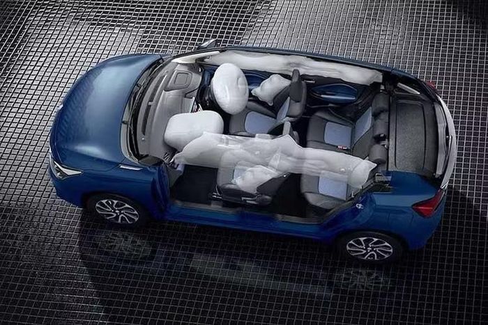 Thay đổi lớn nhất về mặt kỹ thuật nằm ở khối động cơ. Suzuki Baleno facelift chuyển sang sử dụng động cơ xăng Z Series 1.2L 3 xi-lanh, thay cho động cơ K Series 1.2L 4 xi-lanh trước đây. Động cơ mới cho công suất tối đa gần 83 mã lực, mô-men xoắn cực đại 112,4 Nm.