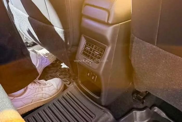 Ngoài ADAS, xe còn có 6 túi khí tiêu chuẩn, hệ thống chống bó cứng phanh ABS, phân phối lực phanh điện tử, kiểm soát lực kéo, cân bằng điện tử kết hợp hỗ trợ khởi hành ngang dốc, khung gầm gia cố và cảm biến áp suất lốp.