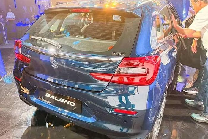 Hộp số trên xe vẫn giữ hai lựa chọn số sàn 5 cấp hoặc số tự động ly hợp đơn AGS 5 cấp. Mức tiêu thụ nhiên liệu của Suzuki Baleno Facelift cũng là điểm đáng chú ý. Phiên bản số sàn tiêu thụ khoảng 4,20 lít/100km, trong khi bản số tự động còn tiết kiệm hơn với mức chỉ 4,04 lít/100km.