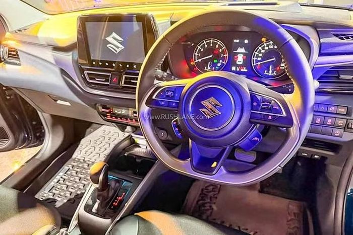 Bên trong nội thất xe được bổ sung một số trang bị mới để cạnh tranh tốt hơn ở phân khúc như hệ thống âm thanh Clarion cao cấp, màn hình giải trí SmartPlay Pro+, đế sạc không dây chuẩn Qi có làm mát chủ động, ghế bọc da giả, ghế trước có chức năng làm mát,...