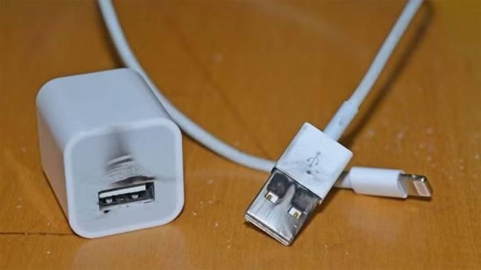Củ sạc có dấu hiệu nứt vỏ, biến dạng, nóng bất thường hoặc dây cáp bong tróc nên được ngừng sử dụng.