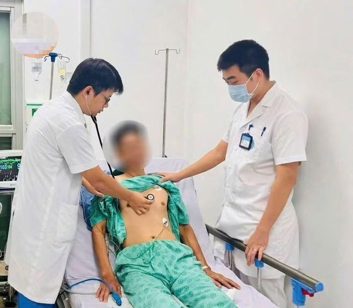 Thăm khám lại cho người bệnh sau can thiệp - Ảnh BVCC