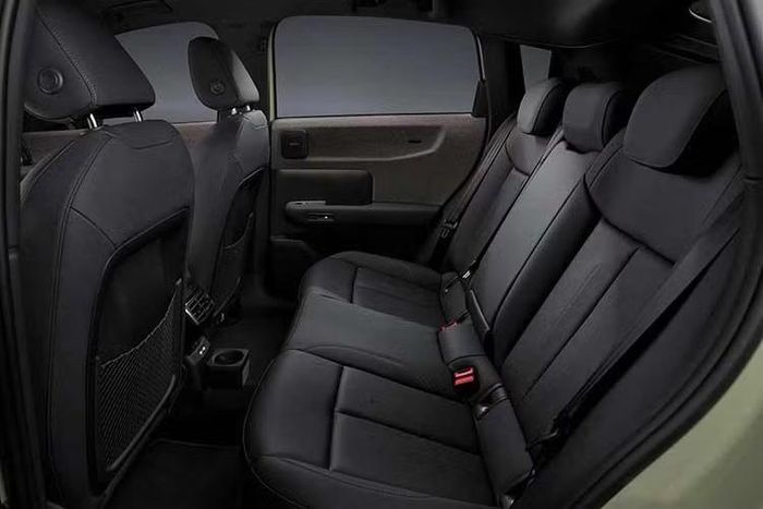 Nếu sẵn sàng đánh đổi một phần phạm vi hoạt động để có khả năng tăng tốc mạnh mẽ hơn, khách hàng có thể chọn phiên bản cao cấp nhất với công suất tối đa 322 mã lực và thời gian tăng tốc 5,7 giây. Phạm vi hoạt động của phiên bản này dừng ở mức 629 km dù cũng dùng pin 84 kWh. Đây cũng là phiên bản duy nhất có thể đạt tốc độ tối đa 200 km/h thay vì 160 km/h.