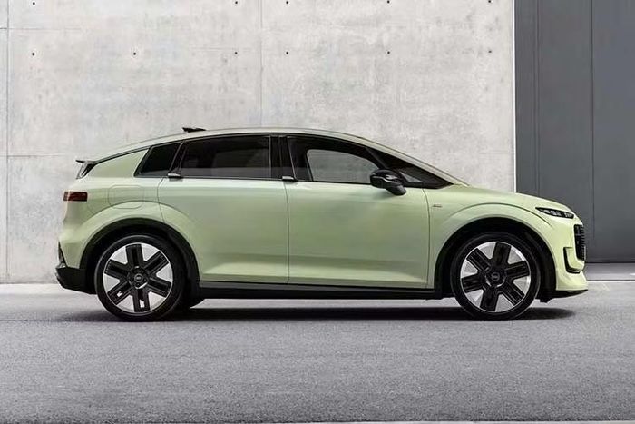 Chưa dừng ở đó, Audi còn tuyên bố A2 e-tron là mẫu xe thương mại tiết kiệm nhất trong lịch sử của thương hiệu. Ở điều kiện lý tưởng, mẫu xe điện cỡ nhỏ này chỉ tiêu thụ 12,8 kWh cho quãng đường 100 km. Trong khi đó, phiên bản có khả năng di chuyển xa nhất trong dòng Audi A2 e-tron đạt phạm vi hoạt động lên tới 645 km theo chu trình WLTP tại châu Âu.