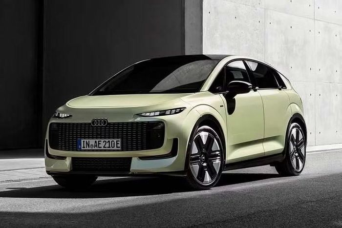 Với chiều dài cơ sở 2.770 mm tương đương Q4 e-tron, Audi A2 e-tron sở hữu khoảng duỗi chân hứa hẹn rộng rãi. Tuy nhiên, trong khi Q4 e-tron có khoang hành lý 520 lít, A2 e-tron chỉ đạt 396 lít. Tại thị trường Anh, Audi A2 e-tron có giá khởi điểm 32.000 Bảng (khoảng 1,127 tỷ đồng).