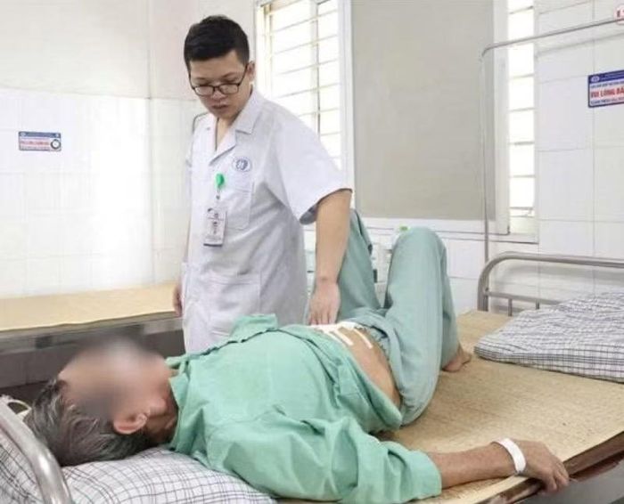 Bác sĩ thăm khám cho người bệnh sau phẫu thuật - Ảnh BVCC