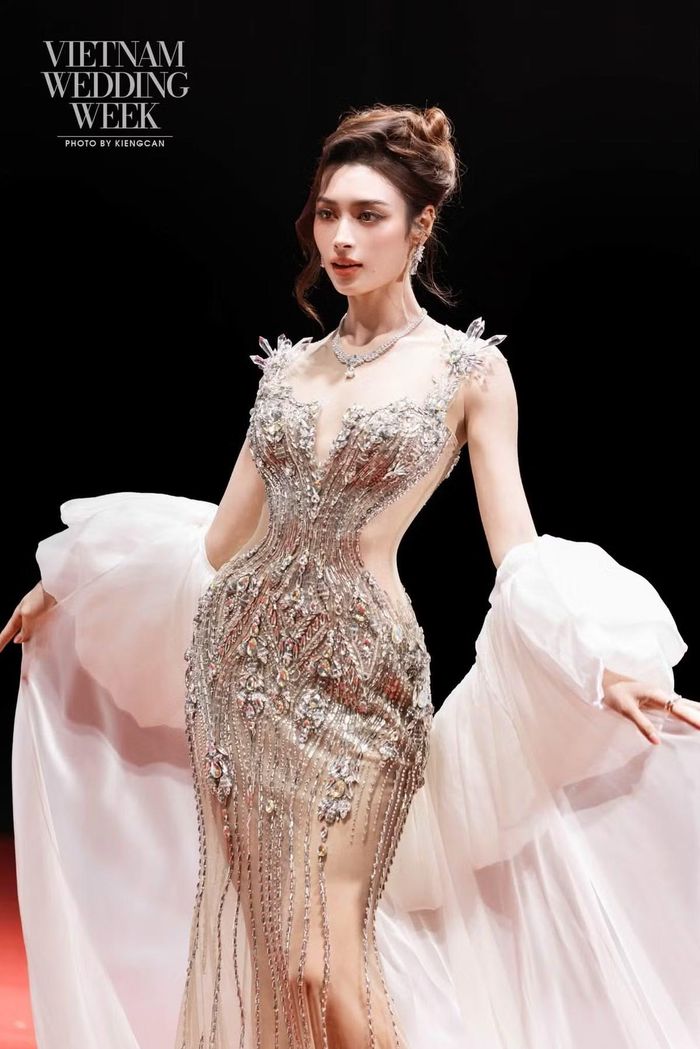 Trên sàn diễn, Emoura Phạm mang vẻ sắc sảo, sang trọng. Chiều cao cùng thân hình thanh mảnh là lợi thế giúp cô nổi bật khi trình diễn những mẫu váy dạ hội.