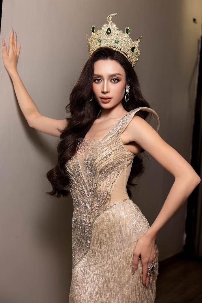 Sau khi giành vương miện Miss Grand Vietnam 2026, Emoura Phạm tiếp tục duy trì các hoạt động thời trang, đồng thời rèn luyện kỹ năng trình diễn cho chặng đường tiếp theo.