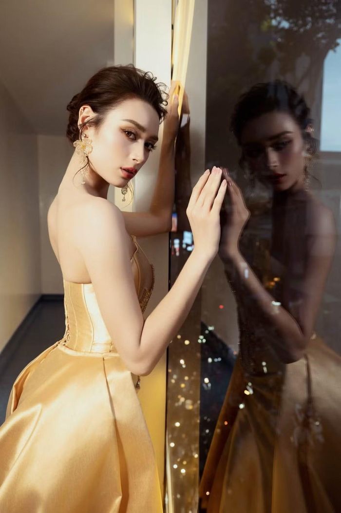 Ở một sự kiện, Emoura Phạm thể hiện vẻ nữ tính, dịu dàng với tóc búi gọn và lối trang điểm nhẹ. Cách tạo hình này làm nổi bật đường nét thanh tú trên gương mặt của cô.