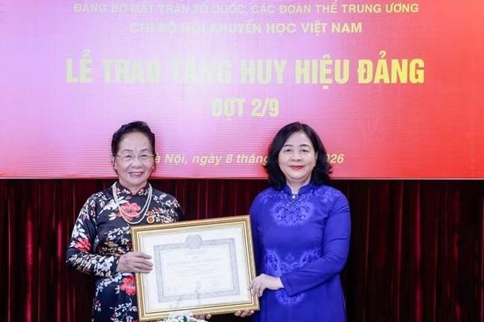 Bùi Thị Minh Hoài - Ủy viên Bộ Chính trị, Bí thư Trung ương Đảng, Bí thư Đảng ủy MTTQ, các đoàn thể Trung ương, Chủ tịch Ủy ban Trung ương MTTQ Việt Nam trao tặng Huy hiệu 45 năm tuổi Đảng cho GS.TS Nguyễn Thị Doan