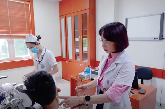 Bác sĩ thăm khám và chữa trị cho bệnh nhân - Ảnh cắt từ video BVCC