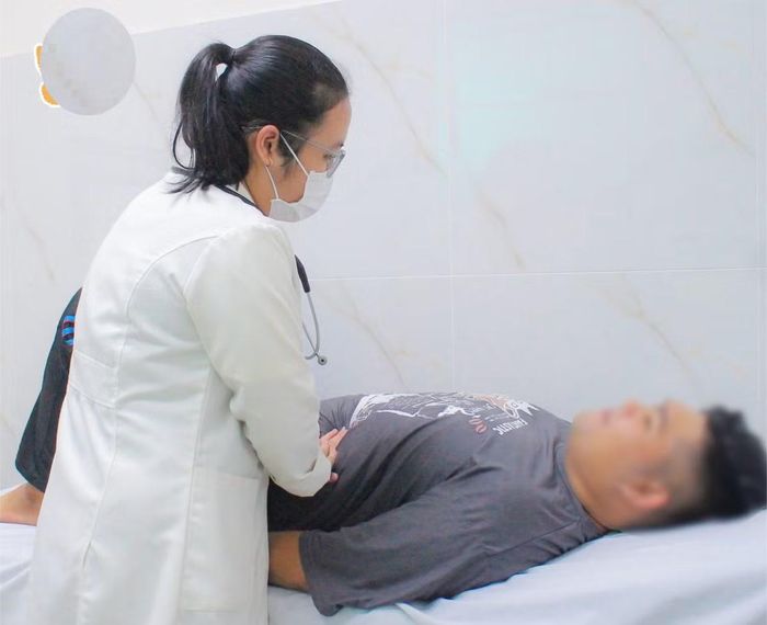 Bác sĩ thăm khám cho bệnh nhân - Ảnh BVCC