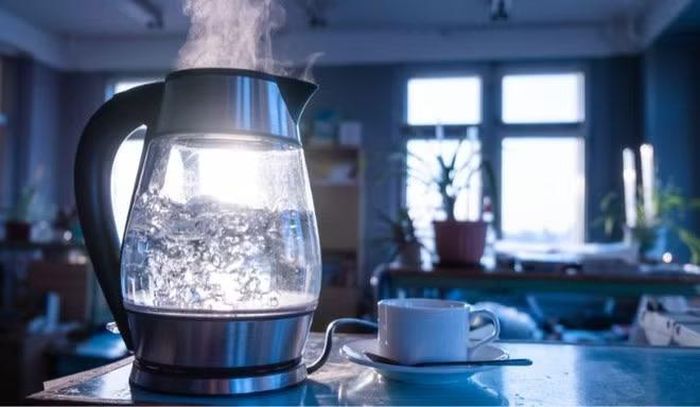 Ấm siêu tốc cũng có công suất khoảng 1.500W theo tài liệu tham khảo của DOE và cần lượng điện đáng kể trong thời gian ngắn để nhanh chóng đưa nước tới điểm sôi, nhưng do mỗi lần đun thường chỉ kéo dài vài phút nên tổng điện năng tiêu thụ có thể thấp hơn nhiều thiết bị hoạt động lâu hơn, qua đó cho thấy muốn xác định thiết bị nào thực sự “ngốn điện”, người dùng cần xét đồng thời công suất, thời gian và tần suất sử dụng thay vì chỉ nhìn vào một thông số.