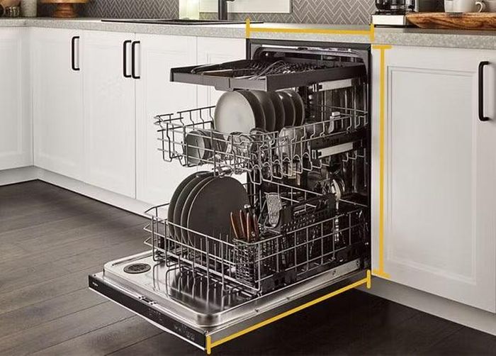 Máy rửa bát cũng là thiết bị dễ bị bỏ qua khi tính toán mức tiêu thụ điện trong gia đình, bởi ngoài bơm và hệ thống điều khiển, máy còn cần năng lượng để làm nóng nước, khiến công suất tham khảo có thể nằm trong khoảng 1.200-2.400W, do đó việc chạy máy khi đã đủ tải và ưu tiên chương trình tiết kiệm có thể giúp hạn chế số lần vận hành cũng như lượng điện sử dụng không cần thiết.