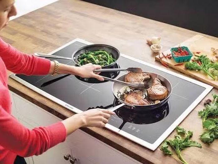 Bếp điện và bếp từ có thể đạt công suất cao vì phải tạo nhiệt trực tiếp phục vụ việc nấu nướng, nhưng bếp từ có lợi thế về hiệu suất khi ENERGY STAR cho biết khoảng 85% năng lượng gia nhiệt được truyền tới dụng cụ nấu, qua đó giảm phần năng lượng thất thoát ra môi trường, trong khi EVN cũng xếp bếp điện, bếp từ vào nhóm thiết bị công suất lớn mà người dùng nên ngắt khỏi nguồn khi gia đình vắng nhà dài ngày.