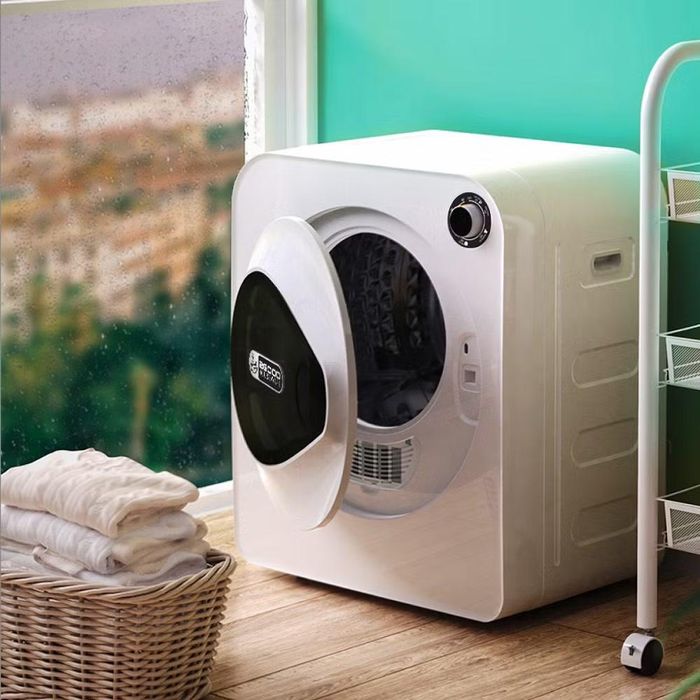 Máy sấy quần áo cũng nằm trong nhóm thiết bị có mức tiêu thụ điện đáng chú ý dù nhiều gia đình không sử dụng hàng ngày, bởi thiết bị phải đồng thời vận hành lồng sấy và bộ phận gia nhiệt để tạo luồng khí nóng, với công suất tham khảo khoảng 1.800-5.000W theo dữ liệu của DOE, trong đó nhiều máy sấy điện trở sử dụng bộ gia nhiệt khoảng 4kW, khiến mỗi chu trình kéo dài có thể tiêu tốn lượng điện không nhỏ.