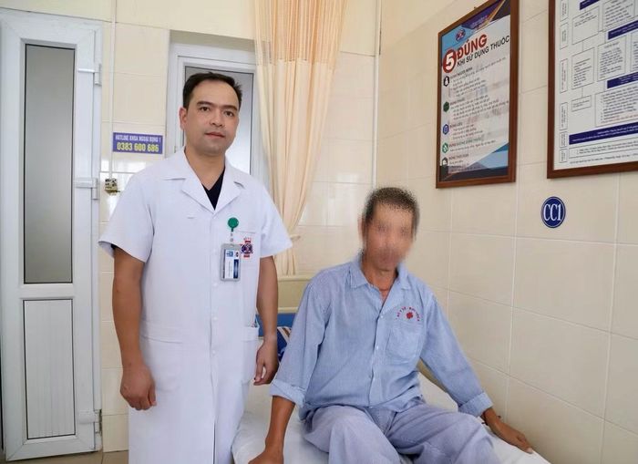 Bác sĩ cùng người bệnh sau phẫu thuật - Ảnh BVCC