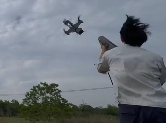 Drone đánh chặn H-07 bay lên từ bệ phóng cầm tay.