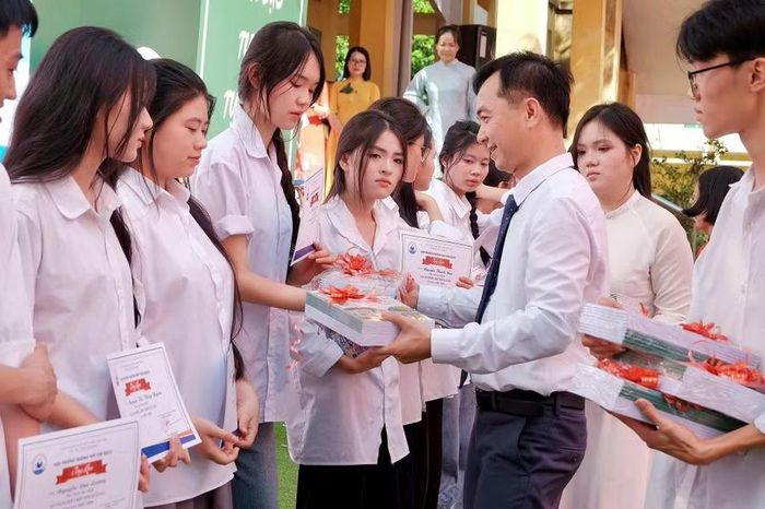 Học sinh Trường THPT Kim Ngọc (Phú Thọ) trong lễ bế giảng năm học 2025-2026. Ảnh: NTCC